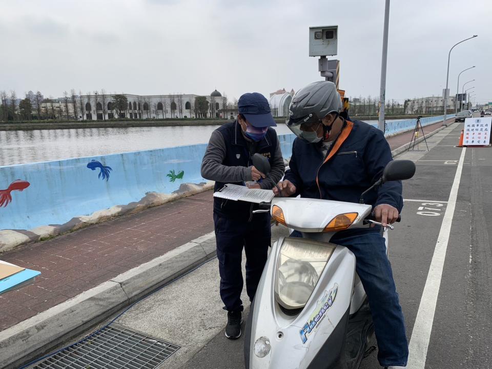 機車路邊攔檢（桃園市）。   圖：新北市環保局提供