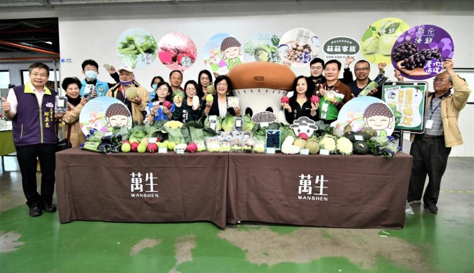王惠美和萬生公司及農友一起歡慶蔬果封櫃啟航香港，讓世界看到彰化的優鮮蔬果。(記者曾厚銘攝)