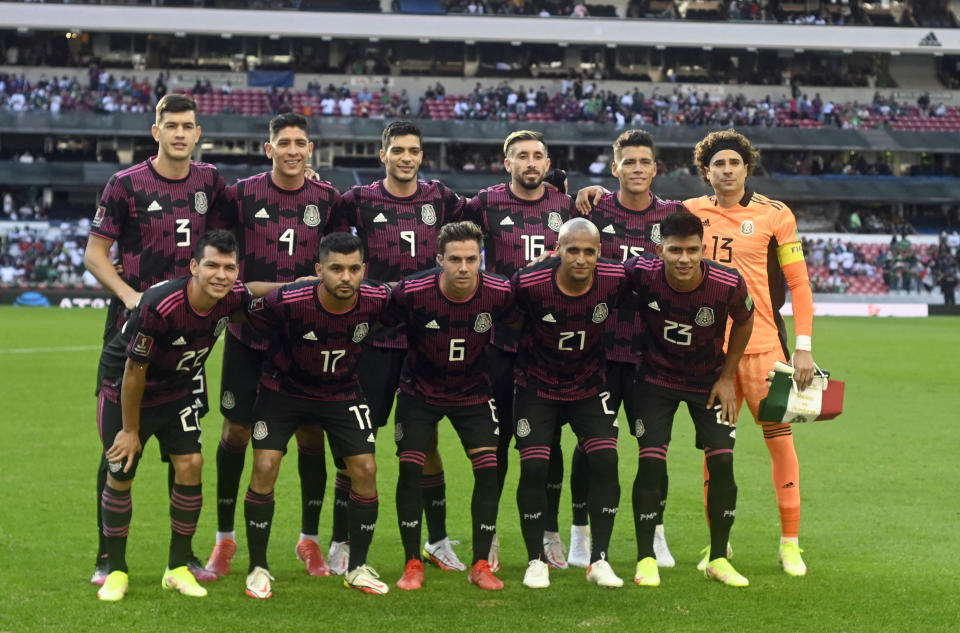 Mexico's players poses for a picture before their Qatar 2022 FIFA World Cup Concacaf qualifier match against Honduras at the Azteca stadium in Mexico City, on October 10, 2021. (Photo by ALFREDO ESTRELLA / AFP) (Photo by ALFREDO ESTRELLA/AFP via Getty Images)