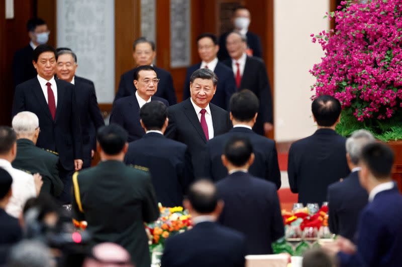 FOTO DE ARCHIVO. El presidente chino, Xi Jinping, y otros líderes llegan a una recepción en el Gran Salón del Pueblo en la víspera del Día Nacional de China en Pekín, China