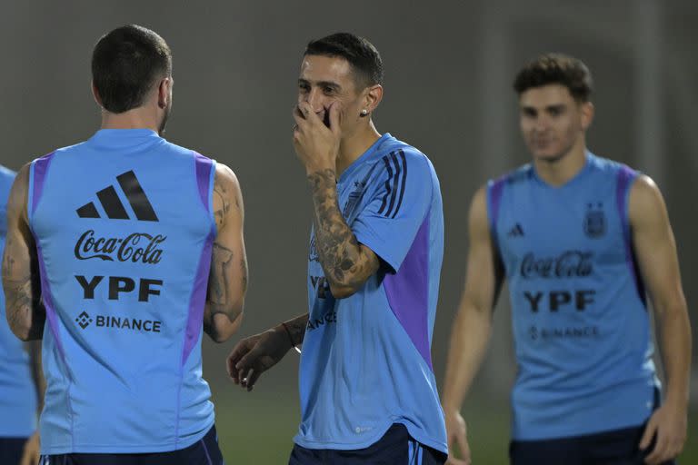 Ángel Di María bromea con Rodrigo De Paul, durante el entrenamiento de la selección Argentina en la Universidad de Doha