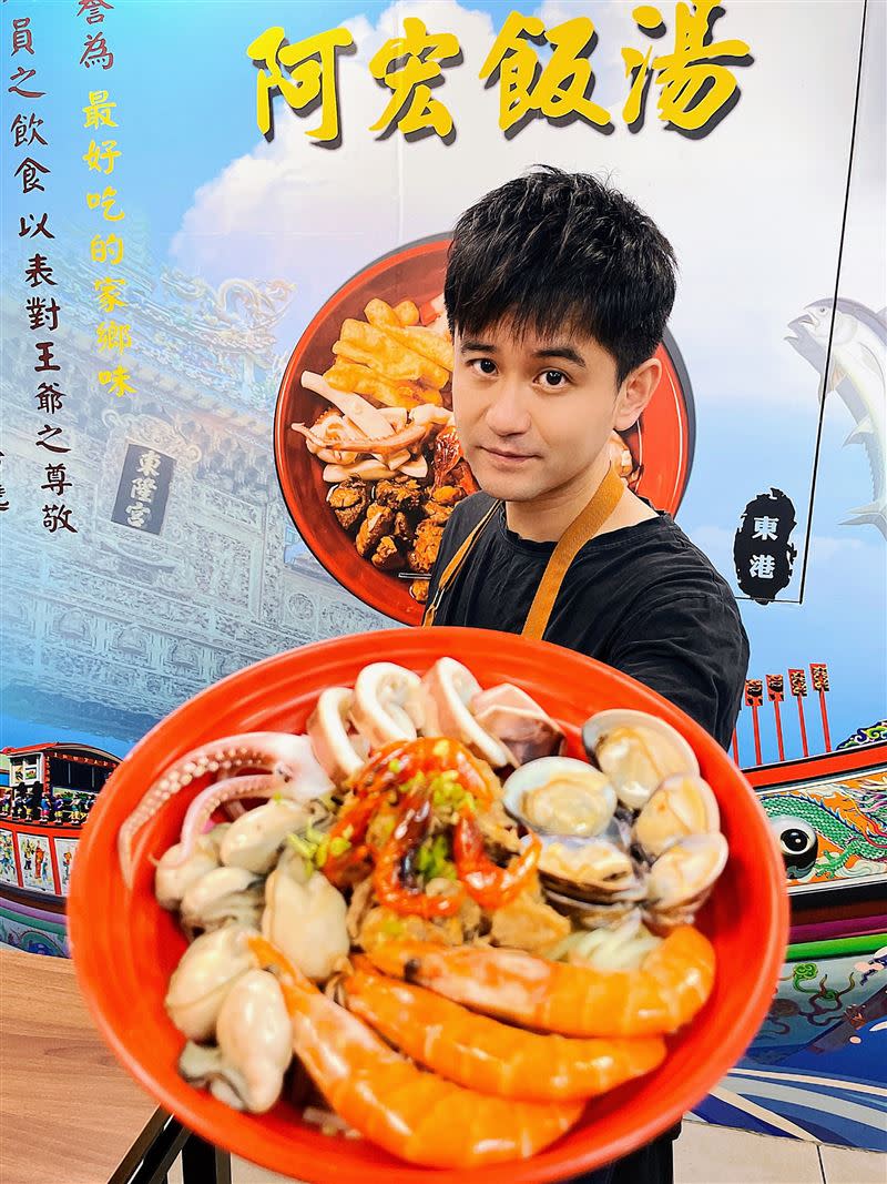 吳俊宏斜槓主廚《阿宏飯湯》開幕週年研發海鮮旗艦料理。（圖／豪記唱片提供）