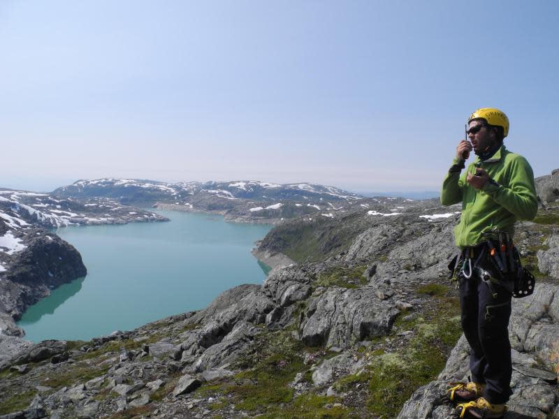 Gelöst vom Seil geht der Blick über einen riesigen Gletschersee und die Berge bis hinunter zum Hardanger-Fjord. Foto: Michael Zehender