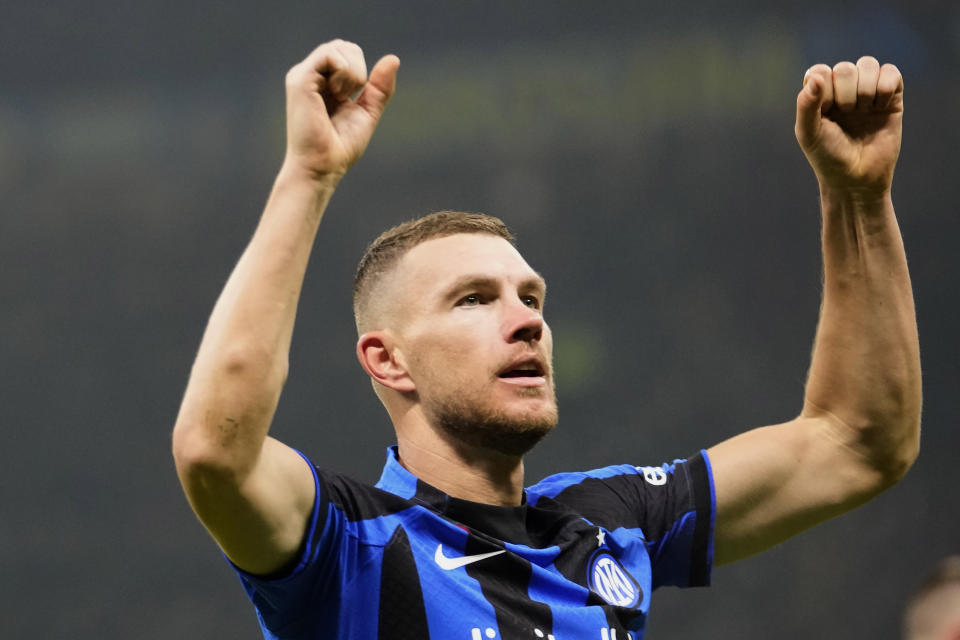 Edin Dzeko, del Inter, festeja luego de anotar ante Napoli en un encuentro de la Serie A italiana, el miércoles 4 de enero de 2023 (AP Foto/Luca Bruno)