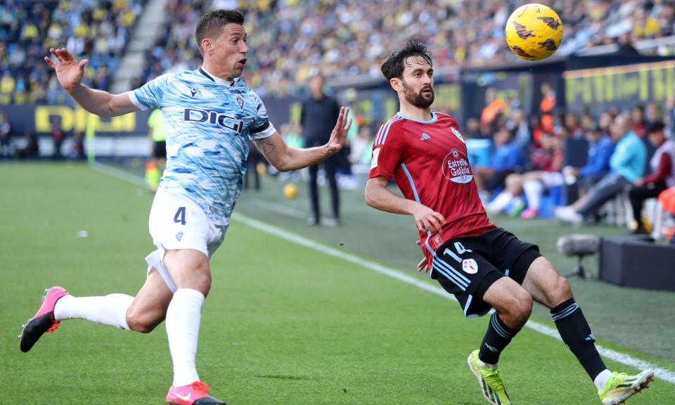 <span>Cádiz’s Rubén Alcaraz closes down Celta’s Luca de la Torre during their 2-2 draw.</span><span>Photograph: Roman Rios/EPA</span>