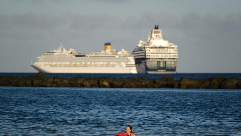 Zwei Kreuzfahrtschiffe vor Teneriffa (Archiv). Der Kreuzfahrttourismus ist für Spanien und vor allem für dortige Urlaubsregionen sehr wichtig.