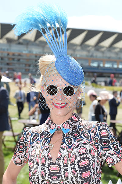 <p>Este pequeño sombrero azul nos dejó pensando en un pastel de cumpleaños. ¿No te parecen velas encendidas listas para que las apague el festejado? Foto: Jeff Spicer/Getty Images for Ascot Racecourse </p>