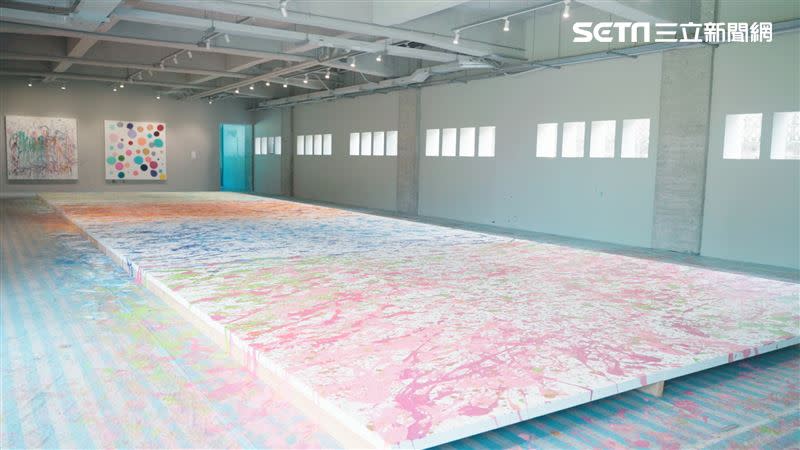 187平方公尺的巨幅創作《四季》，由邵永添獨力完成，充滿生命力的展現，正如他奮力活出人生的色彩。（圖／記者戴華辰攝影）