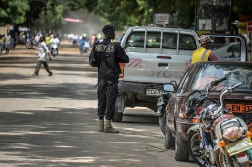 Un policier en patrouille dans une rue de Maroua, dans le nord du Cameroun, près de la frontière avec le Nigeria, le 16 septembre 2016 (PHOTO D'ILLUSTRATION) - REINNIER KAZE, AFP/Archives