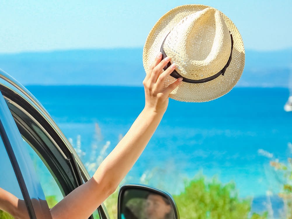 Mit dem Auto das Urlaubsziel zu erkunden, ist bei vielen Urlauberinnen und Urlaubern beliebt. (Bild: KonstantinChristian/Shutterstock.com)