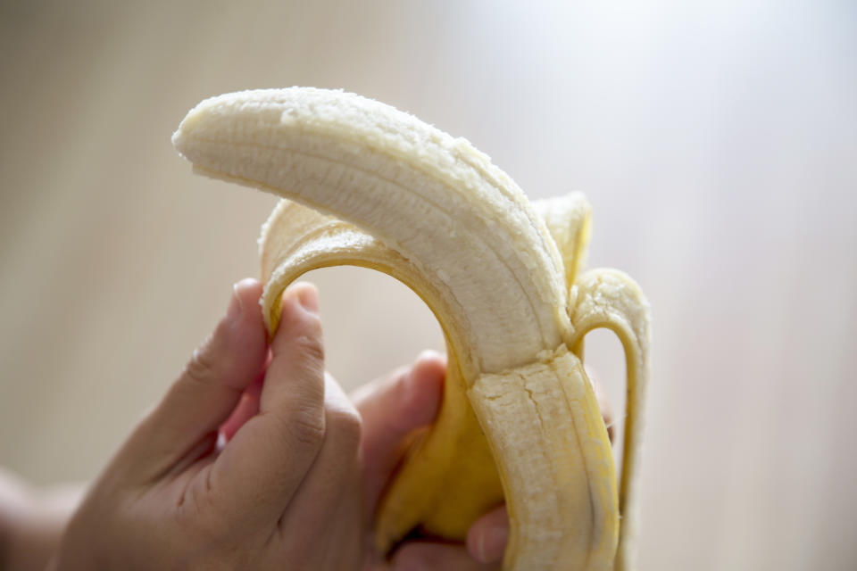 Fast niemand isst die Fäden, die nach dem Schälen noch an der Banane hängen, gerne mit - dabei verdanken wir ihnen, dass die Banane überhaupt so gesund ist (Bild: Getty Images)