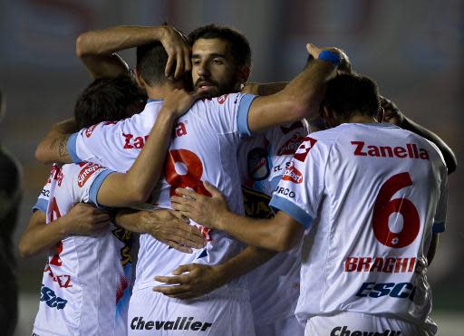 Los jugadores del Arsenal de Argentina festejan tras el gol en contra que anotó el volante Marc Crosas, de Santos Laguna, en el partido entre ambos conjuntos por el Grupo 8 de la Copa Libertadores de América que jugaron en Buenos Aires el 10 de abril de 2014 (AFP/Archivos | ALEJANDRO PAGNI)