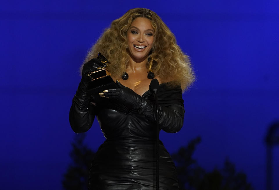 Beyoncé recibe el Grammy a la mejor interpretación de R&B por "Black Parade" el domingo 14 de marzo de 2021 en Los Ángeles. (AP Foto/Chris Pizzello)