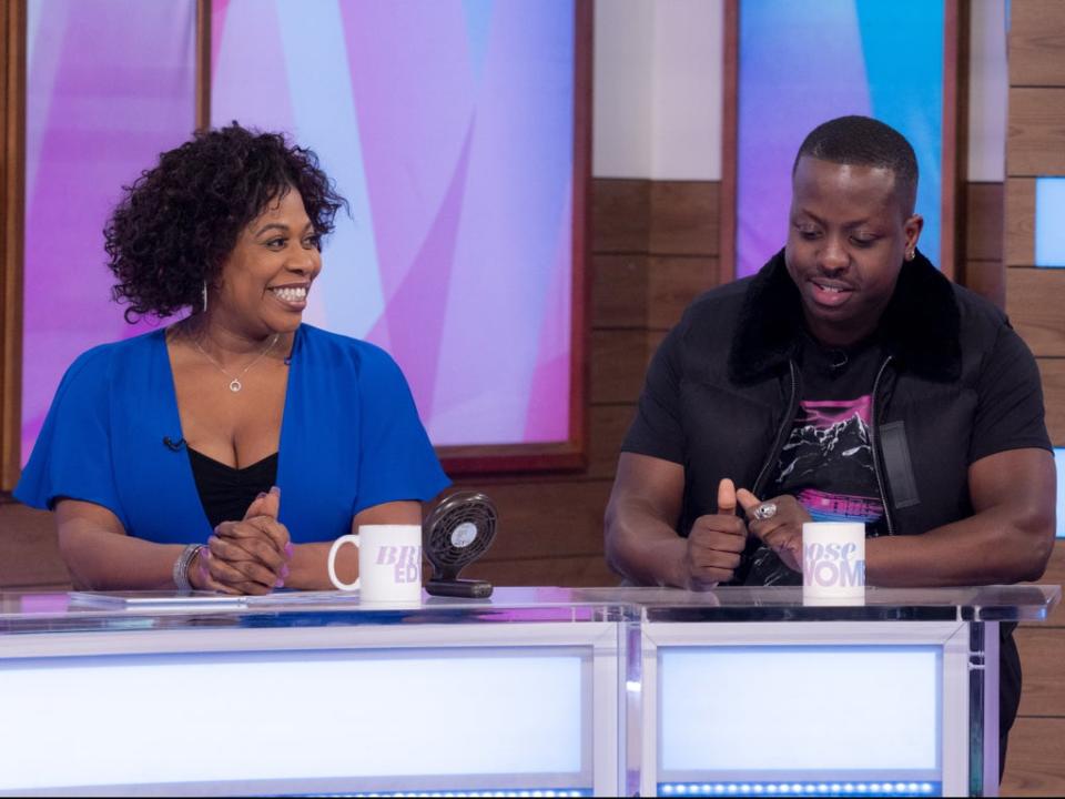 Brenda y Jamal Edwards en un episodio de ‘Loose Women’ (Ken McKay/ITV/Shutterstock)