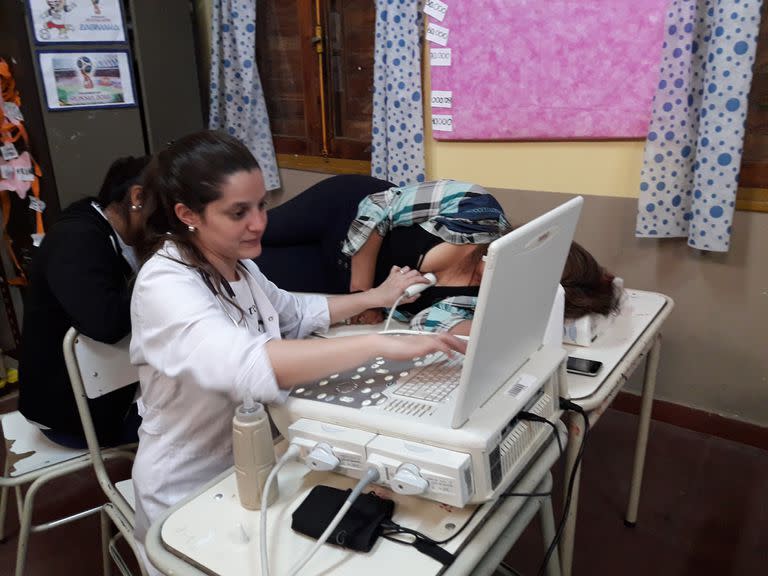 Las camillas para la ecografía cardíaca o el electrocardiograma se improvisan con los pupitres de las aulas de la escuela donde trabajan los profesionales del programa