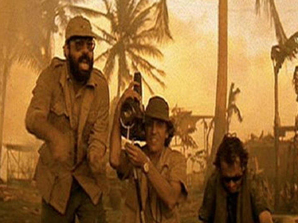 Ganz schön clever, wie sich Filmemacher Francis Ford Coppola in “Apocalypse Now” schummelte: Als Captain Willard und seine Männer auf dem Schlachtfeld ankommen, treffen sie auf ein Reporterteam – mit niemand Geringerem als dem Regisseur selbst. (Bild-Copyright: Omni Zoetrope)