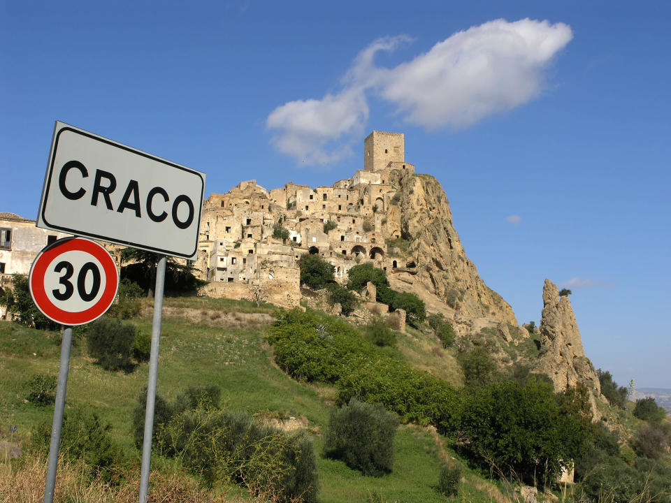 CRACO (ITALIA). Debido a su ubicación sobre una montaña, da la impresión que este municipio, de esplendor medieval y abandonado por sus habitantes en 1975, se va desmoronando con el paso del tiempo. Idéfix/Wikimedia.Commons