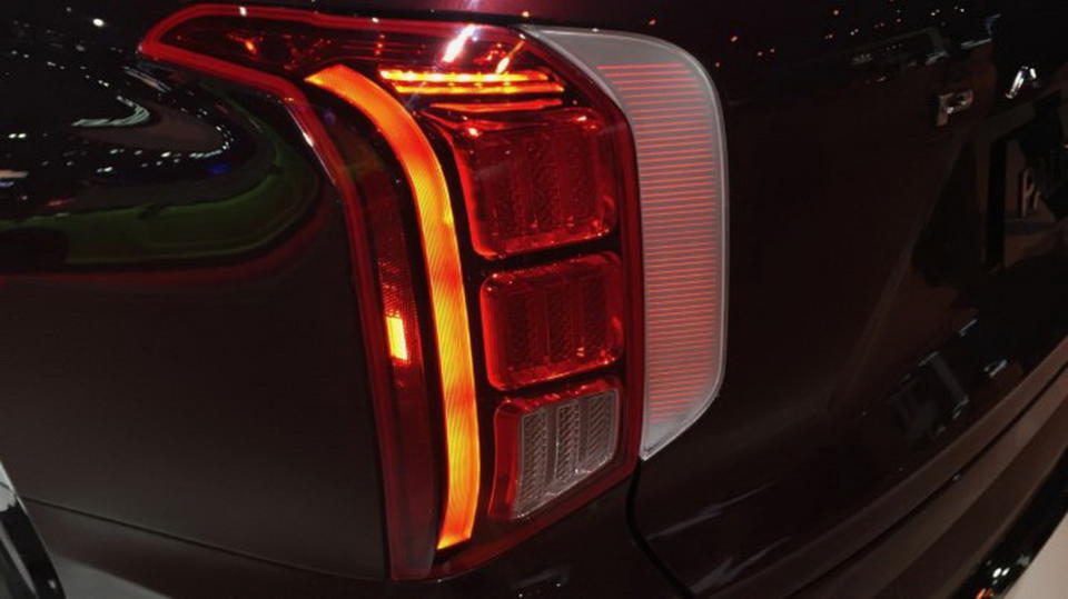 <em>圖 / 2020 Hyundai Palisade尾燈採非常霸氣的直立式LED呈現，其中一部份還與日行燈向後延伸的腰線連在一塊。</em>