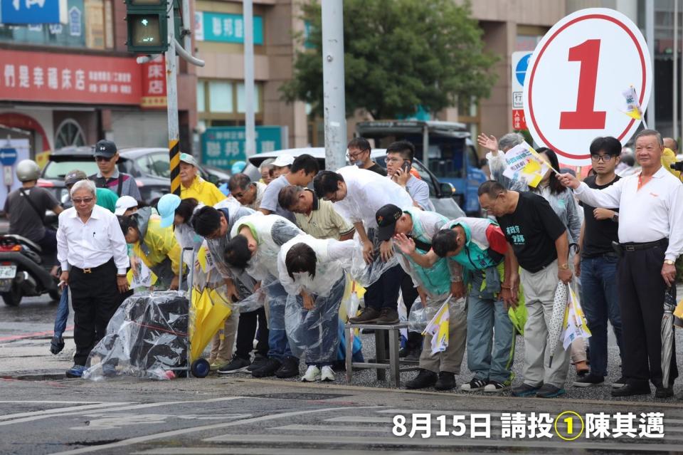 陳其邁今早拜票全身淋濕   圖：擷取自臉書