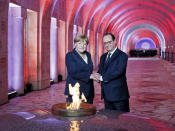 Der französische Präsident Francois Hollande und die deutsche Kanzlerin Angela Merkel halten sich nach dem Anzünden der ewigen Flamme im Beinhaus von Douaumont an den Händen. (Bild: Reuters/Mathieu Cugnot/Pool)