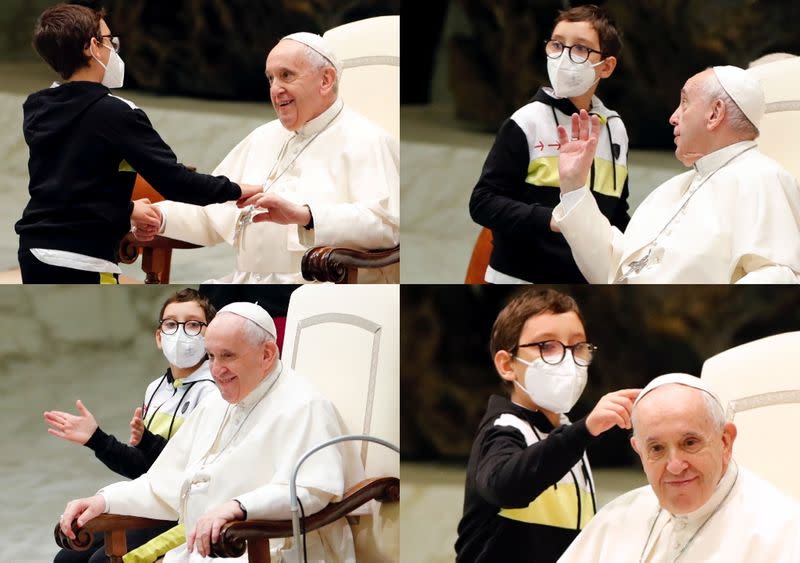 Combinación de fotos muestran a un niño tratando de quitarle el solideo al Papa Francisco mientras lo saluda durante la audiencia general semanal del pontífice en el Vaticano