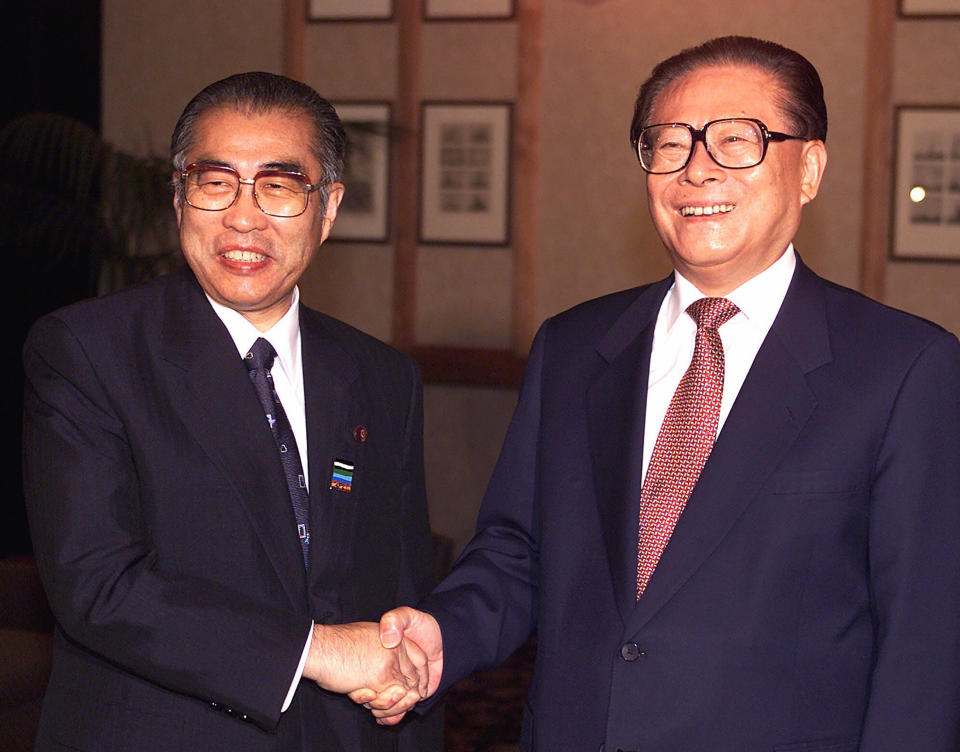 FILE - Then Chinese President Jiang Zemin, right, and then Japanese Prime Minister Keizo Obuchi shake hands prior to their bilateral meeting in Auckland, New Zealand, Sept. 12, 1999. Chinese state TV said Wednesday, Nov. 30, 2022, that Jiang has died at age 96. (AP Photo/Itsuo Inouye, File)