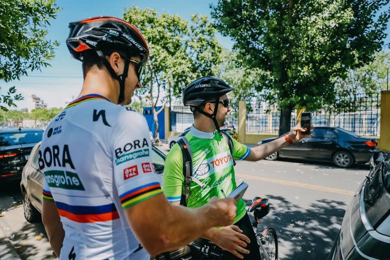 Un fanático del ciclismo se saca una selfie con Sagan
