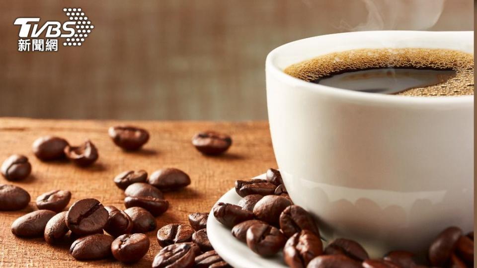 咖啡可以幫助提神、但同樣需要小心攝取過量導致咖啡因中毒。（示意圖／Shutterstock達志影像）