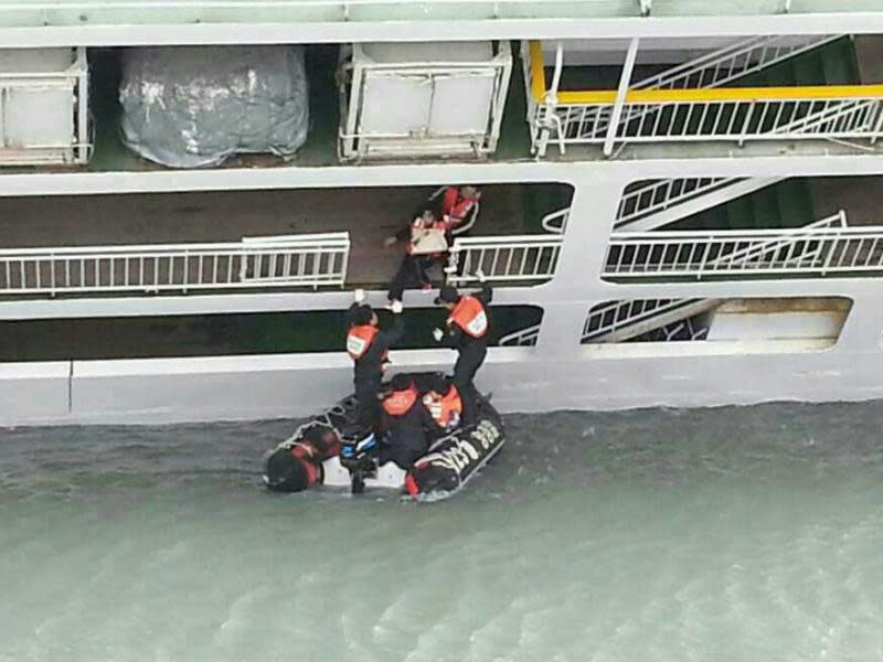 Ein Schlauchboot der Küstenwache nimmt eine Passagierin an Bord. Foto: Südkoreanische Küstenwache