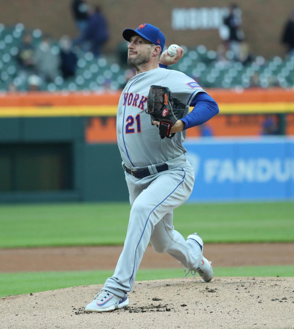 El abridor de los Mets de Nueva York, Max Scherzer (21), lanza contra los Tigres de Detroit durante la acción de la primera entrada en el Juego 2 de una doble cartelera en Comerica Park en Detroit el miércoles 3 de mayo de 2023.