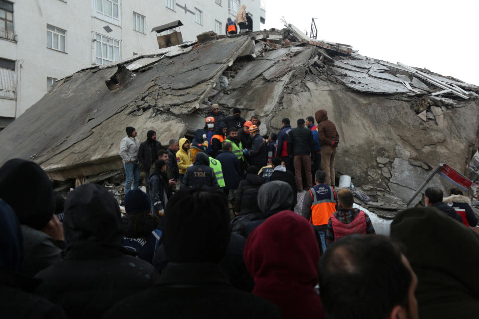 <p>Rescatistas buscan sobrevivientes bajo los escombros tras un terremoto en Diyarbakir, Turquía. Un corresponsal turco de la BBC en Diyarbakir informó que el seísmo también desplomó un centro comercial en la ciudad. (REUTERS/Sertac Kayar)</p> 