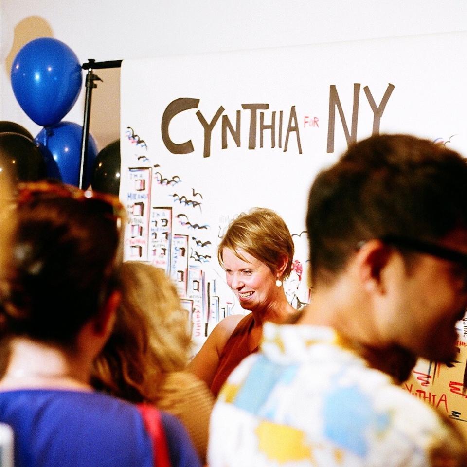 Photos and discussion of a Cynthia Nixon fundraising event held with the creators of the Instagram account @everyoutfitonsatc, who are fans of Nixon and Miranda Hobbes.