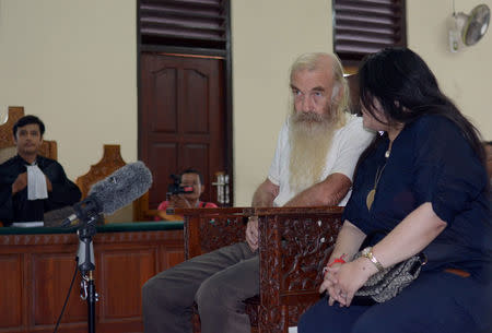 Robert Andrew Fiddes Ellis (C), a 70 year-old Australian accused of molesting girls, listens to an interpreter during his verdict at a Denpasar court in Bali, Indonesia, October 25, 2016, in this picture taken by Antara Foto. Antara Foto/Wira Suryantala/via REUTERS