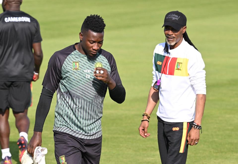 Cameroon's head coach Rigobert Song (R) oversee a training session of his players including Cameroon's goalkeeper Andre Onana on November 27, 2022 at the Al Sailiya SC in Doha on the eve of a Qatar 2022 World Cup football match between Cameroon and Serbia.