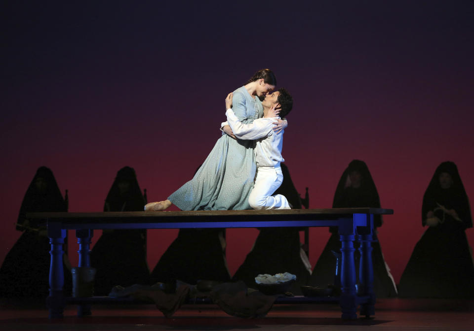 Esta imagen proporcionada por el American Ballet Theatre muestra a Cassandra Trenary y Herman Cornejo durante la presentación de la noche de estreno de "Like Water for Chocolate" ("Como agua para chocolate") el miércoles 28 de marzo de 2023 en el Segerstrom Center for the Arts en Costa Mesa, California. La adaptación de la novela de Laura Esquivel está coreografiada por Christopher Wheeldon y se estrena el 22 de junio en el Metropolitan Opera House. (Marty Sohl, American Ballet Theatre vía AP)