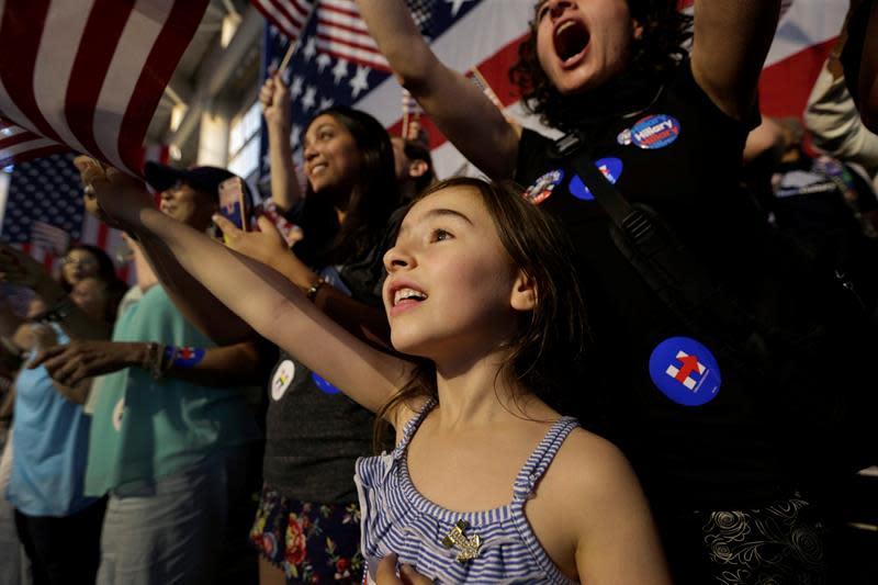 Seguidores de Hillary Clinton siguen los resultados de las elecciones primarias en New Jersey. (EFE/PETER FOLEY).