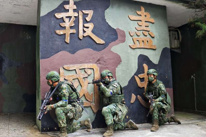 20210913-馬防部官兵於據點實施自衛戰鬥，人員全副武裝分持加裝榴彈發射器的T91步槍及T75機槍等武器，持續向外警戒。（取自中華民國陸軍臉書）