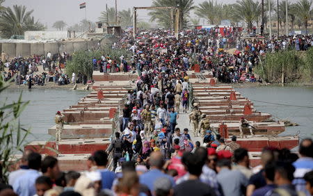 Displaced Sunni people, who fled the violence in the city of Ramadi, arrive at the outskirts of Baghdad, April 17, 2015. REUTERS/Stringer