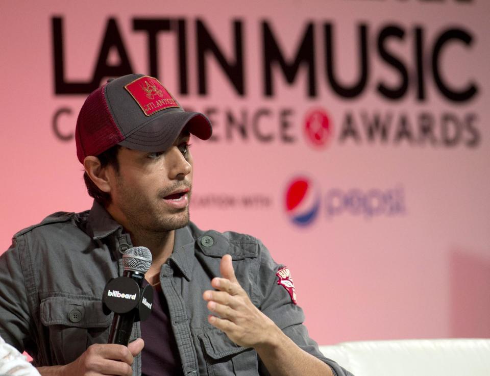 Enrique Iglesias habla de su música en la Conferencia Billboard de la Música Latina, el miércoles 23 de abril del 2014 en Miami. (AP Foto/J Pat Carter)