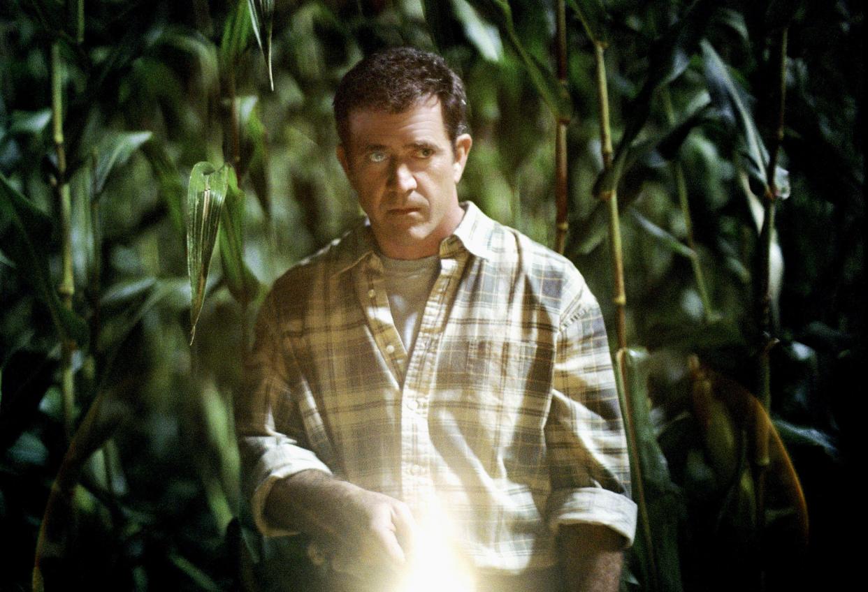 MEL GIBSON, SIGNS, 2002