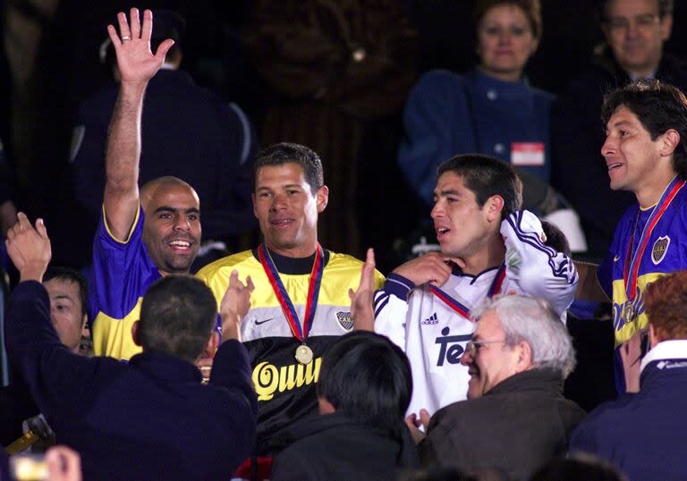 Mauricio Serna, Oscar Córdoba, Juan Román Riquelme y Jorge Bermúdez, en la hora de la consagración y las medallas en Japón tras vencer con Boca a Real Madrid 2-1