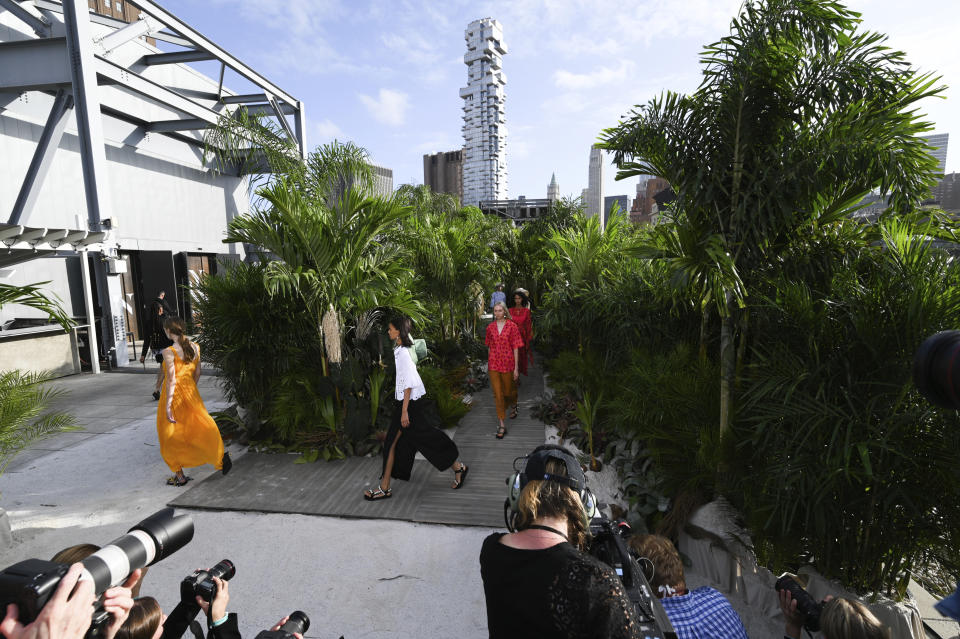 Modelos recorren la pasarela durante la presentación de la colección primavera-verano 2021 de Jason Wu en la Semana de la Moda de Nueva York, el domingo 13 de septiembre del 2020 en Nueva York. (Foto por Evan Agostini/Invision/AP)