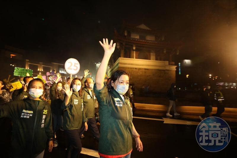 11月25日選前之夜，沈慧虹在雨中舉辦大遊行，有5千市民參與。