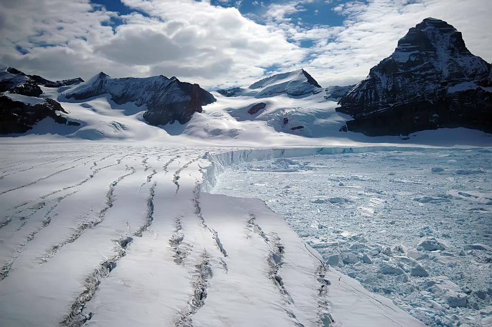 larsen b ice shelf antarctica amin rose shutterstock_3402275