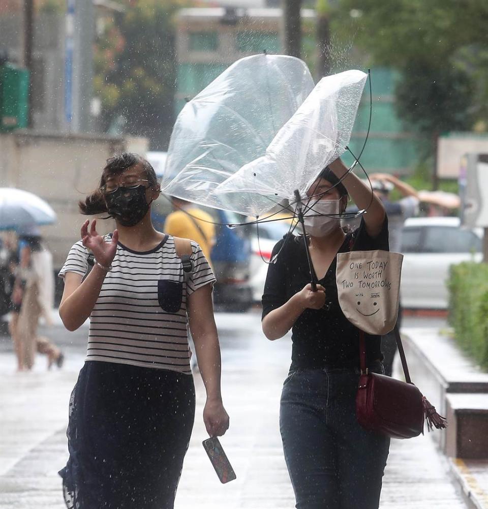 中央氣象局發布豪雨特報，南方雲系北移，易有短延時強降雨。(劉宗龍攝)