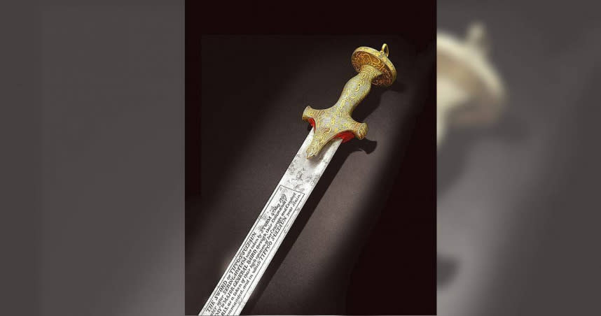 印度南部邁索爾王國統治者提普蘇丹充滿傳奇色彩的一把枕邊長劍（見圖），近日於倫敦邦瀚斯拍賣行以1400萬英鎊（約5.2億台幣），約是估值的7倍高價成交，也刷新了印度及伊斯蘭藝術品之世界拍賣紀錄。（圖／邦瀚斯提供）