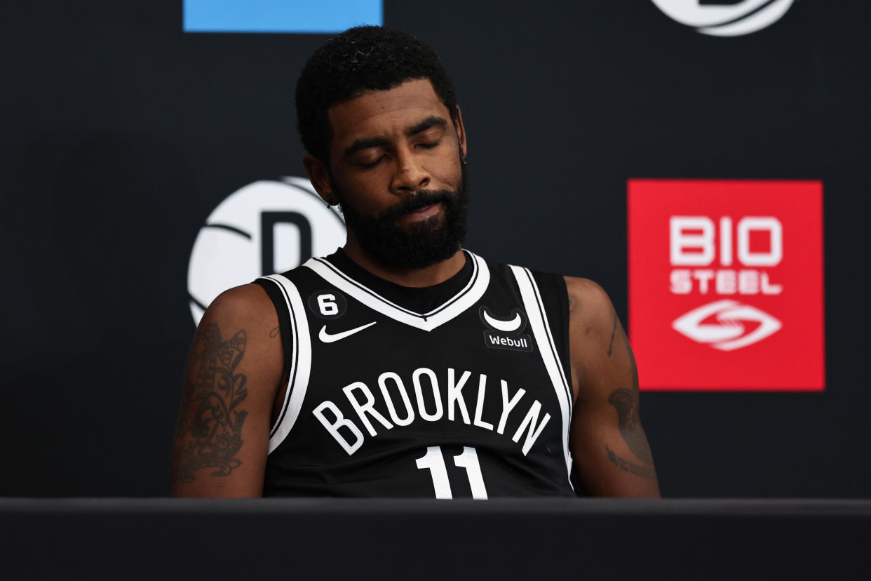 Kyrie Irving perdió un nuevo contrato con los Brooklyn Nets por negarse a poner la vacuna contra el coronavirus. (Foto: Dustin Satloff / Getty Images).