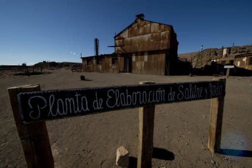 La fiebre por las materias primas ha dejado sus huellas en América Latina, como la exoficina salitrera de Humberstone, una pequeña ciudad ícono del auge de la explotación salitrera que hoy yace abandonada en medio del desierto chileno, donde la demanda ahora es de cobre. (AFP | Maríin Bernetti)