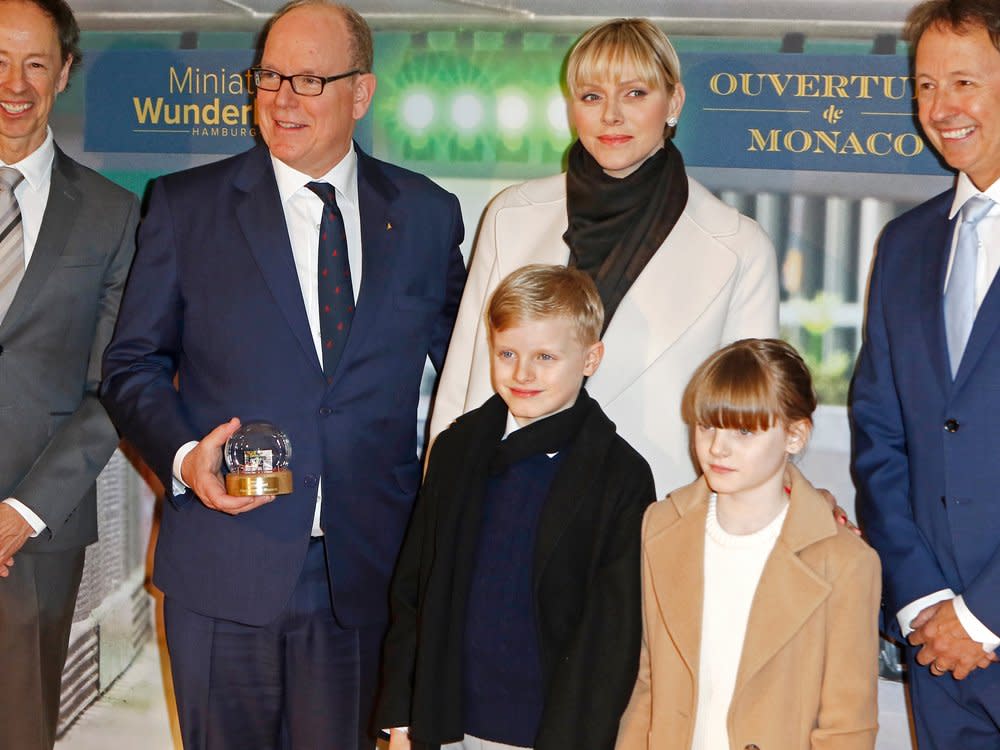 Fürst Albert II., Fürstin Charlène und die Kinder Jacques und Gabriella in Hamburg. (Bild: ddp/Christopher Tamcke)