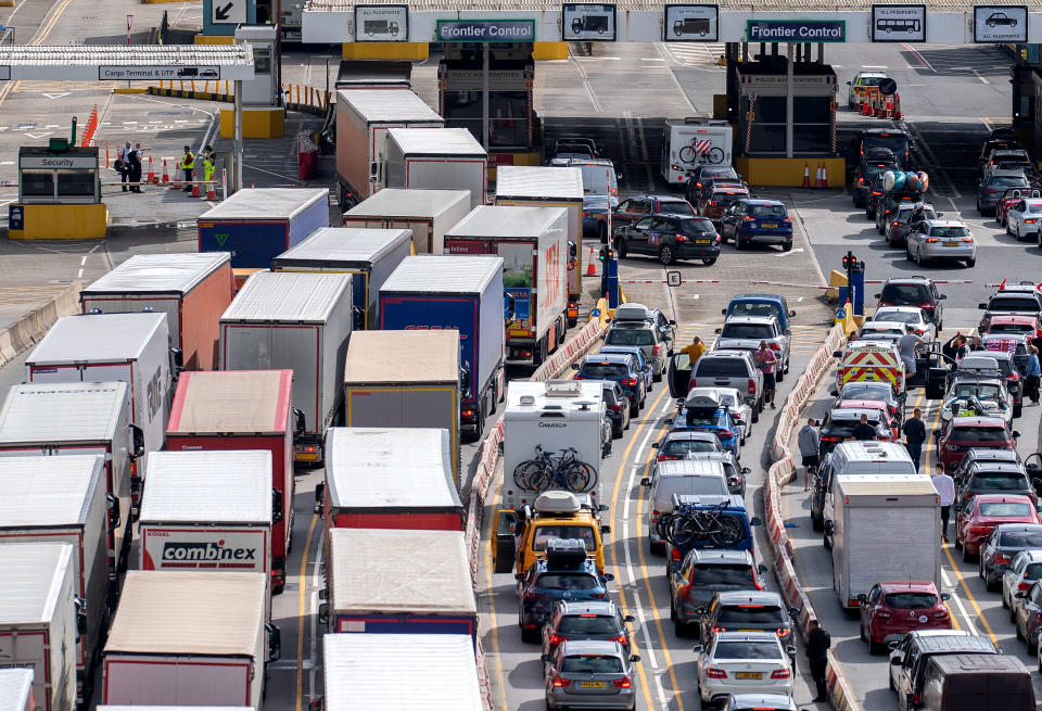 Largas colas en la frontera como consecuencia del Brexit. (Photo by Stuart Brock/Anadolu Agency via Getty Images)